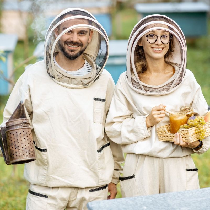 jovenes apicultores muestran productos sonrientes