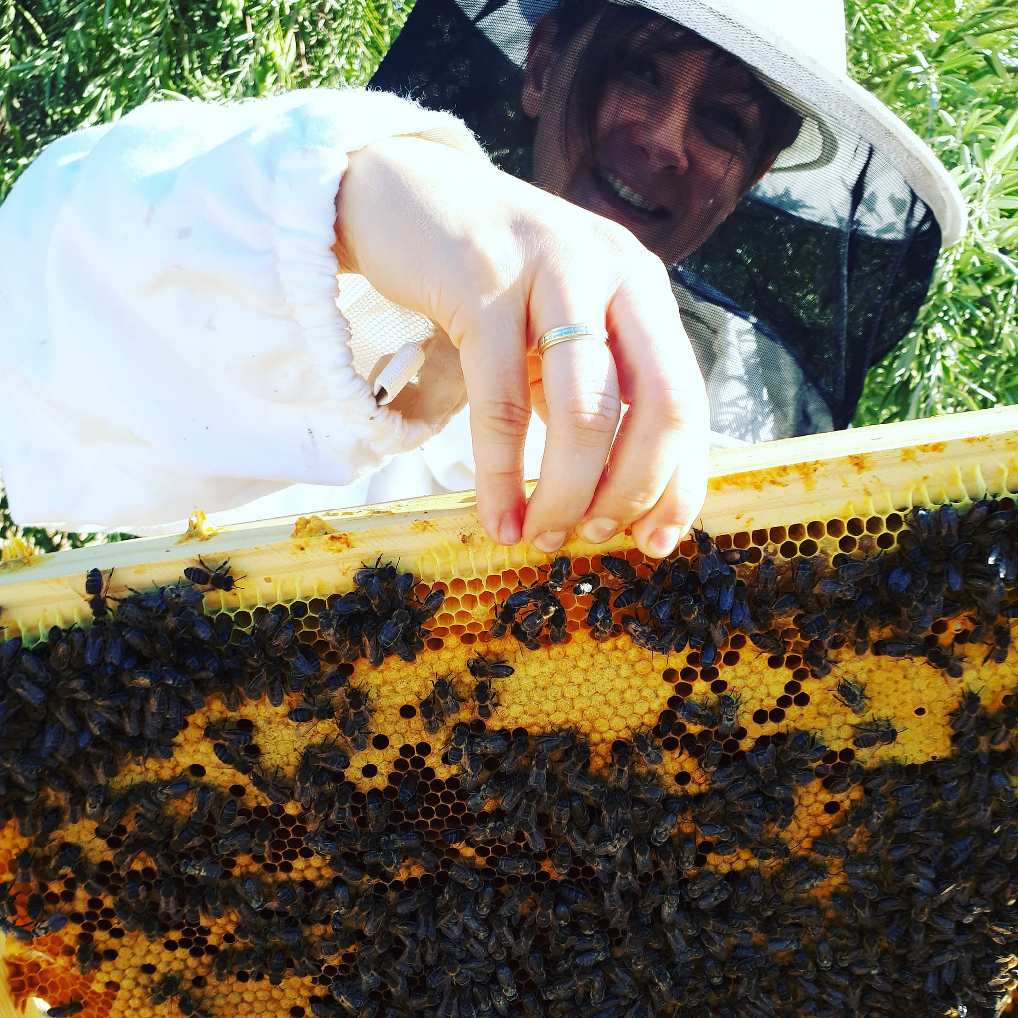 Colmenita del Tajo mujer apicultora con panal